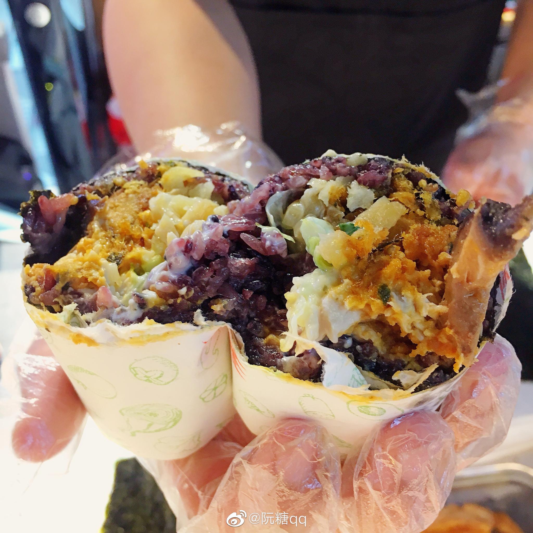 超级好吃的本手掬古法手制饭团97开到了爱琴海购物公园 看着师傅们