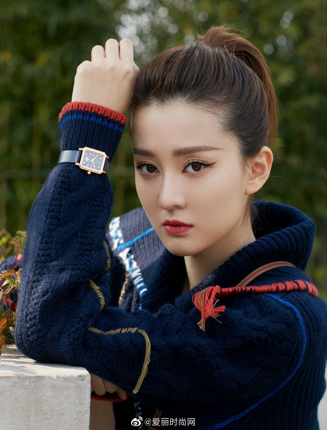 乔欣最新街拍释出～身着tory burch 2020度假系列fringe 毛衣外套和 g