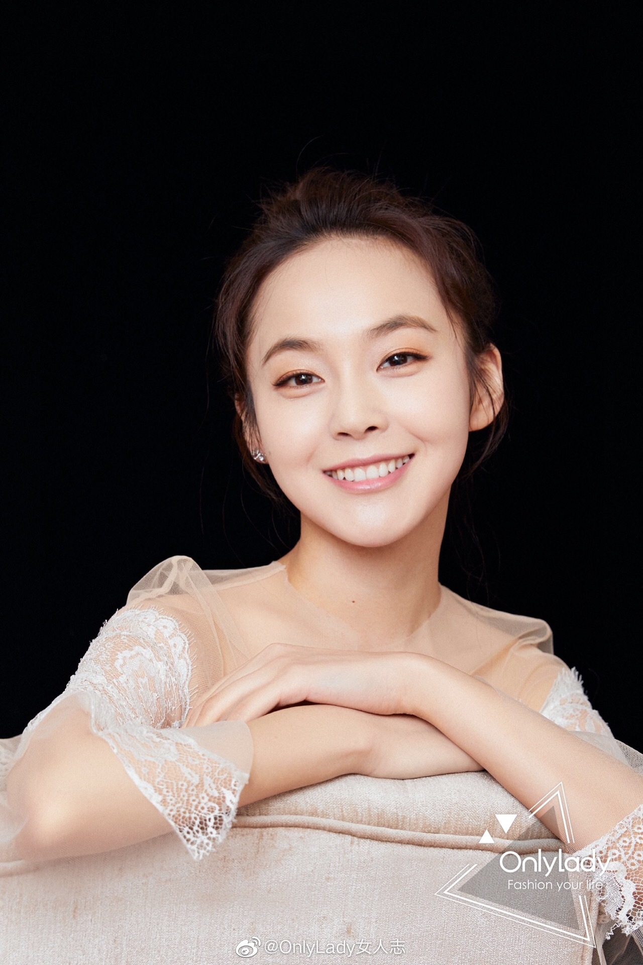 身穿蕾丝纱裙,清新灵动,娇俏可人7815 @张佳宁工作室微博 @张佳宁