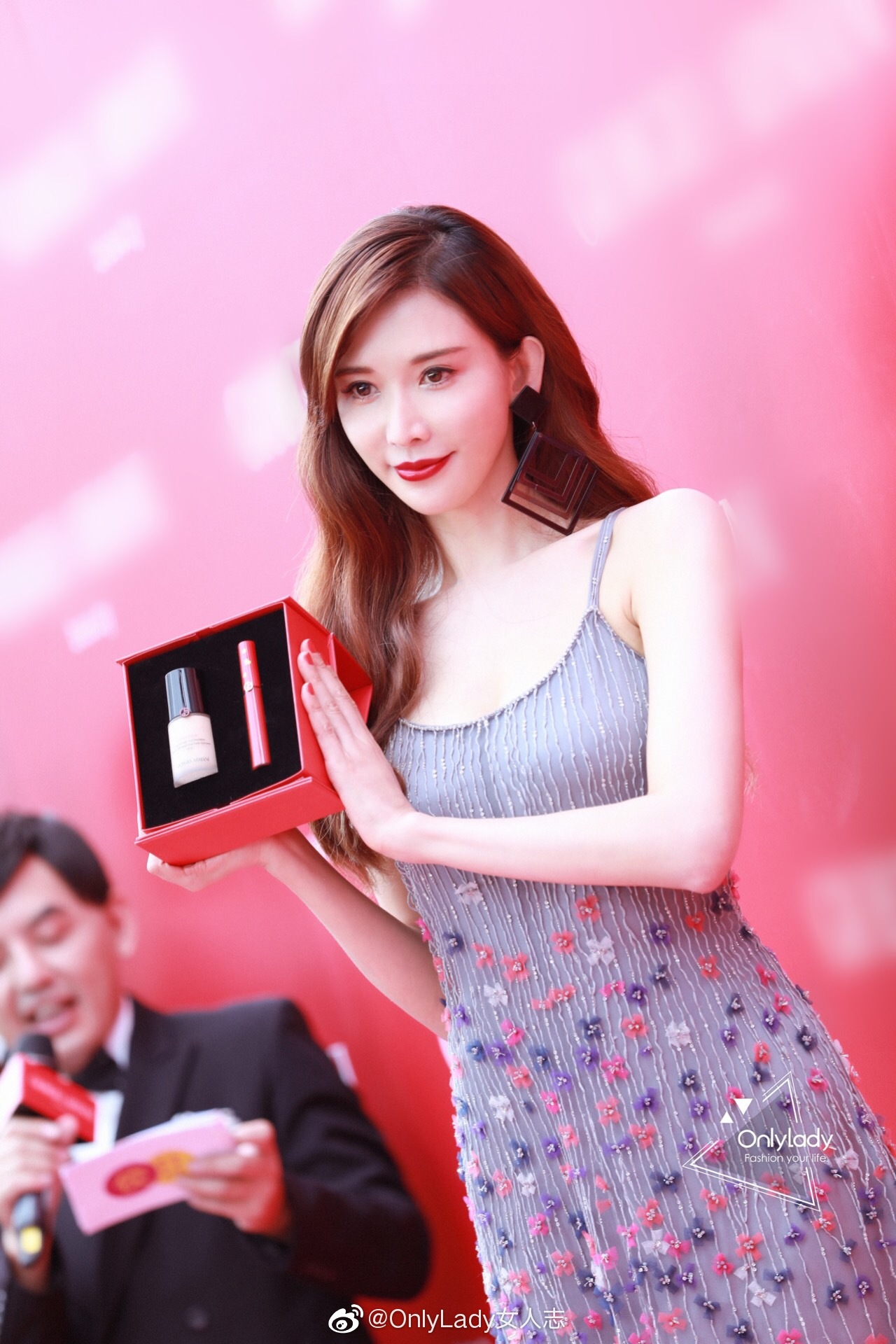 婚后鲜少露面的@林志玲 近日亮相阿玛尼红唇快闪活动