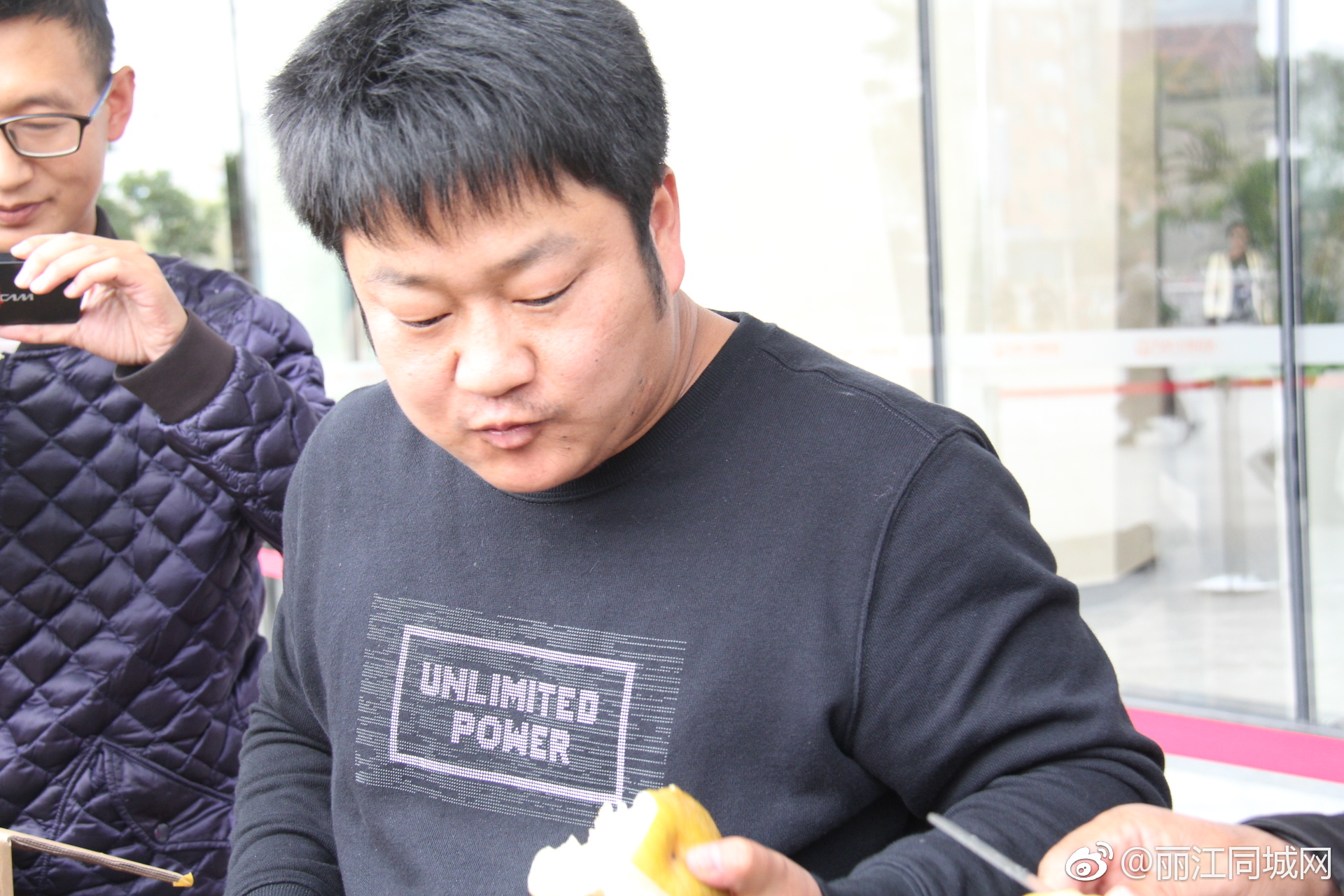 丽江石榴哥今日现身昆明摆摊引轰动