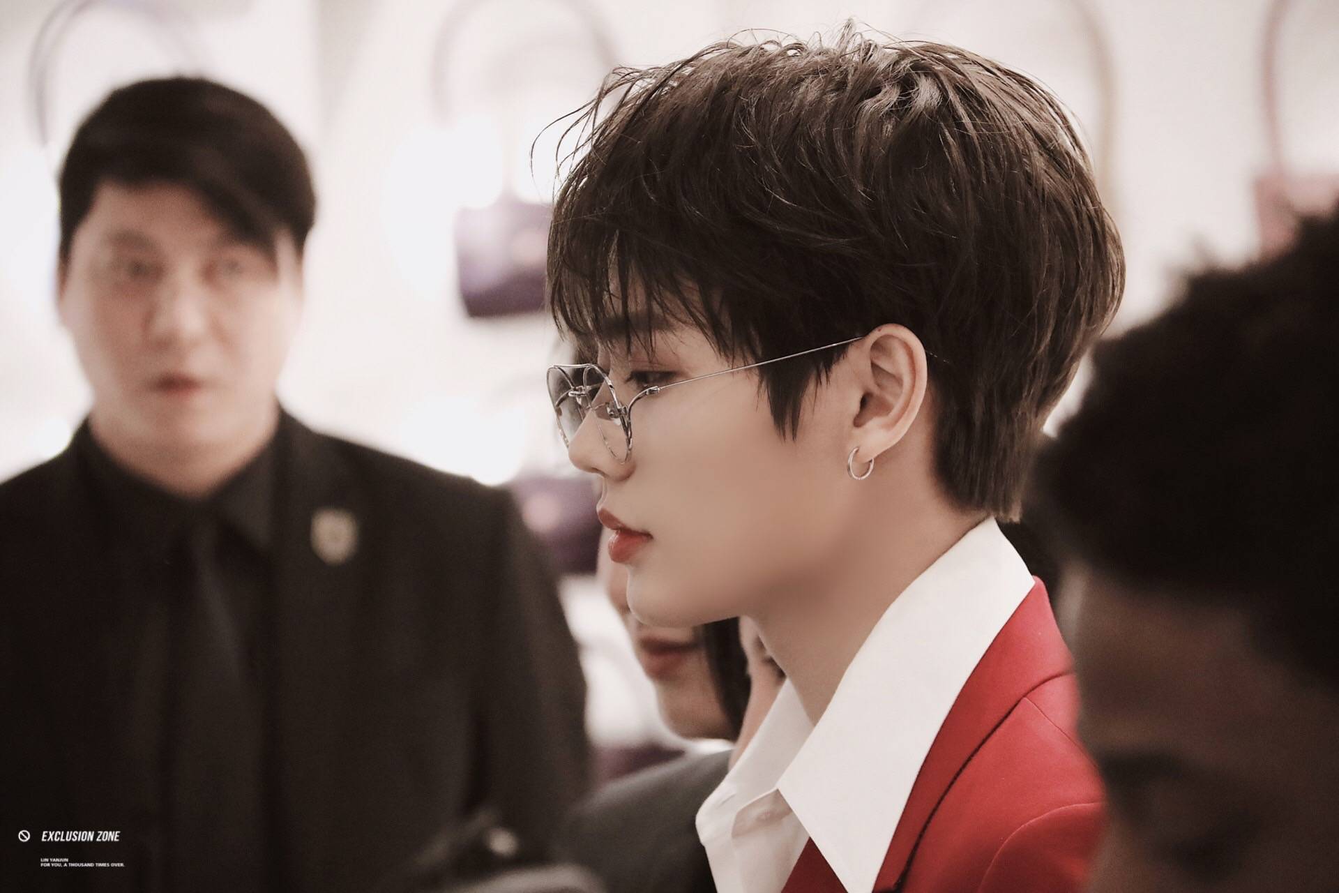 林彦俊今日上海品牌站台饭拍图,一身红色西装搭配白衬衫 金丝眼镜