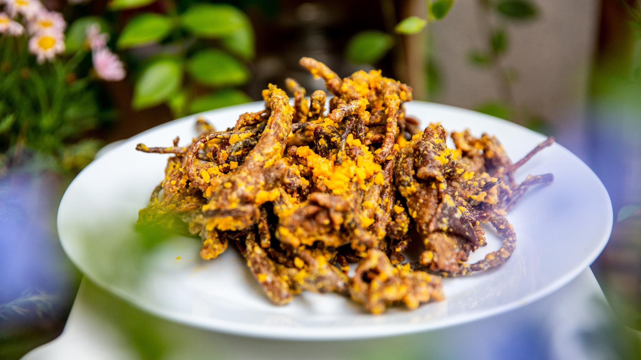 咸蛋黄焗南瓜都吃过,咸蛋黄焗茶树菇吃过没?超级简单的下酒菜