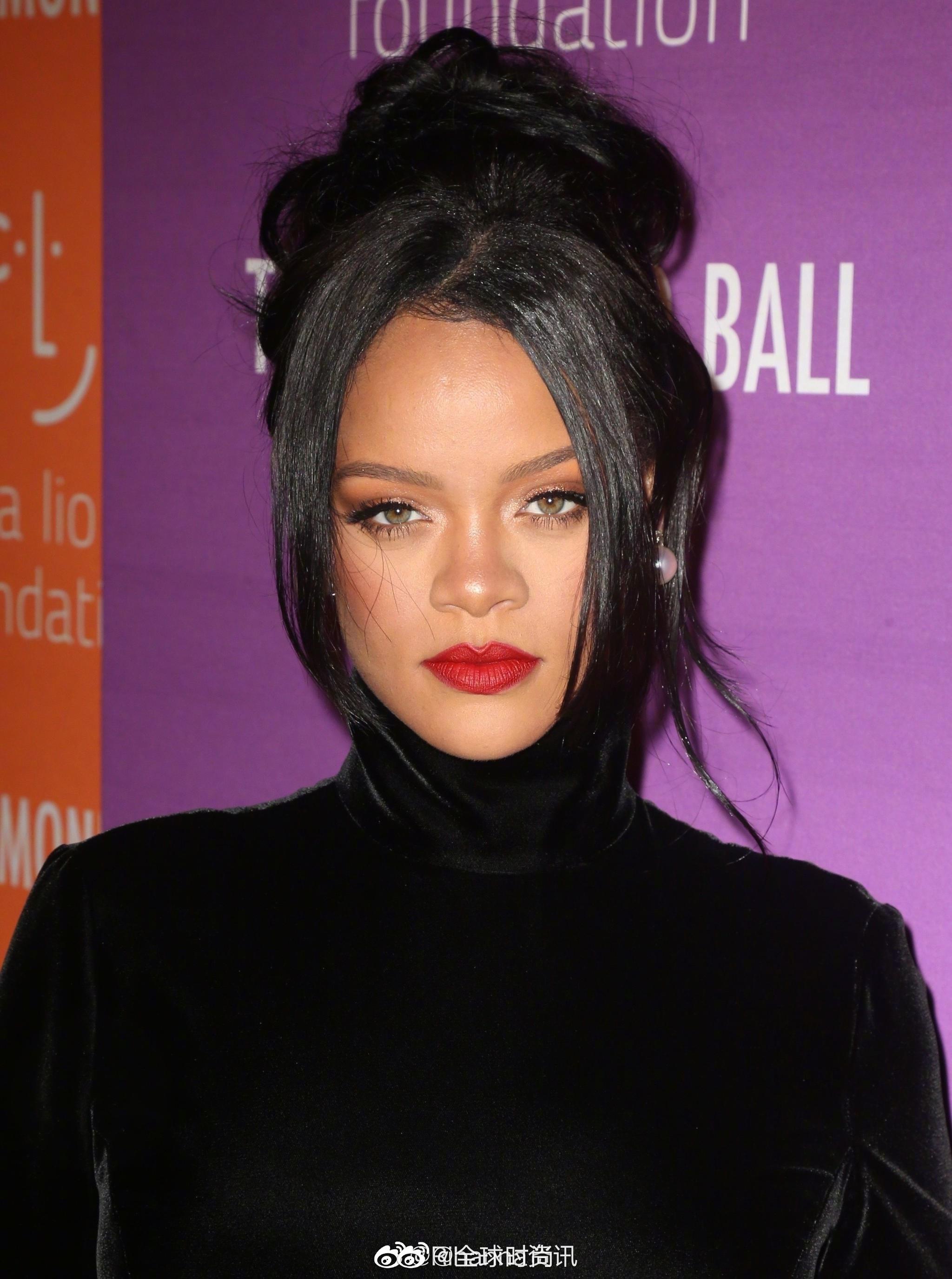 rihanna出席the diamond ball慈善晚会,黑色高领紧身丝绒鱼尾裙