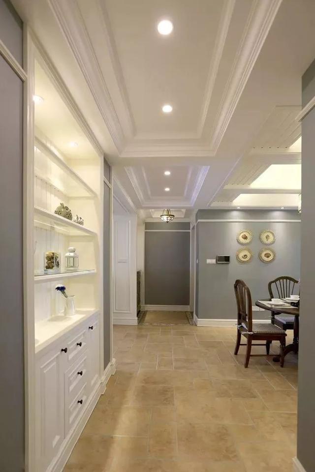 然后中间留空并根据空间搭配装上吊灯或则在吊顶造型里面暗藏灯带,让