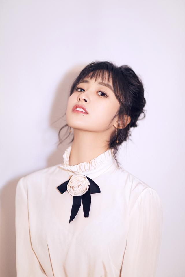 沈月大多数时候都是短发造型,而稍微打扮,换上其他的发型,也会美