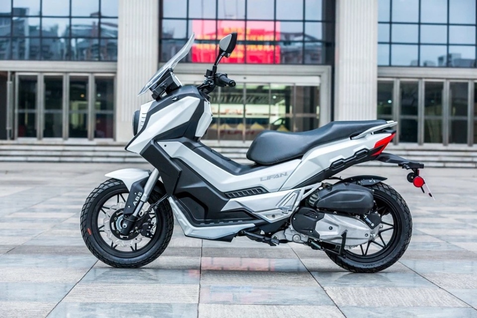 力帆首款adv踏板摩托配置高端:前后碟刹,abs系统,倒置前减震