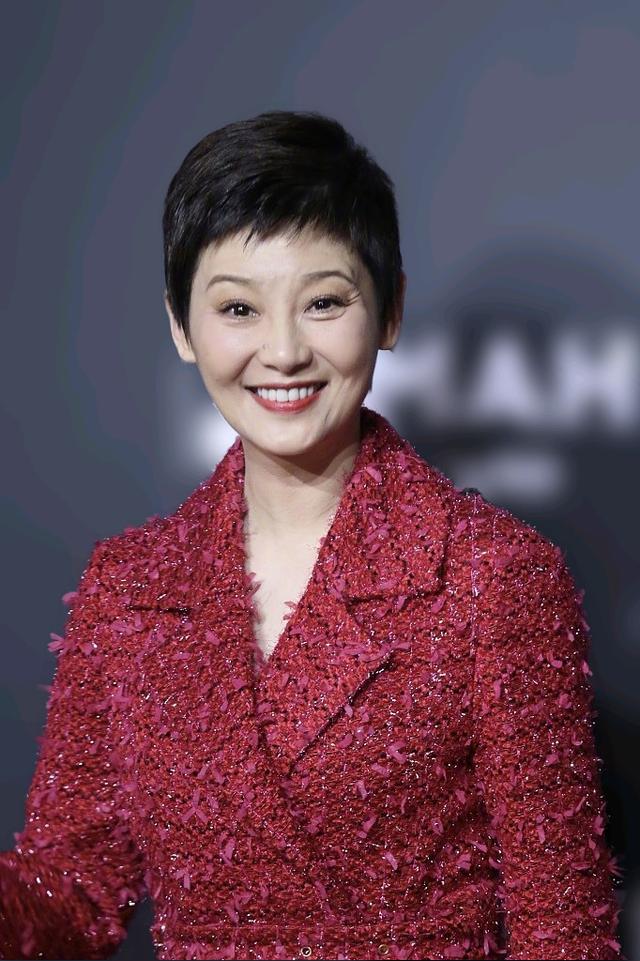 冯小刚妻子徐帆近照,一头短发亮相精简干练,51岁还保养得这么好