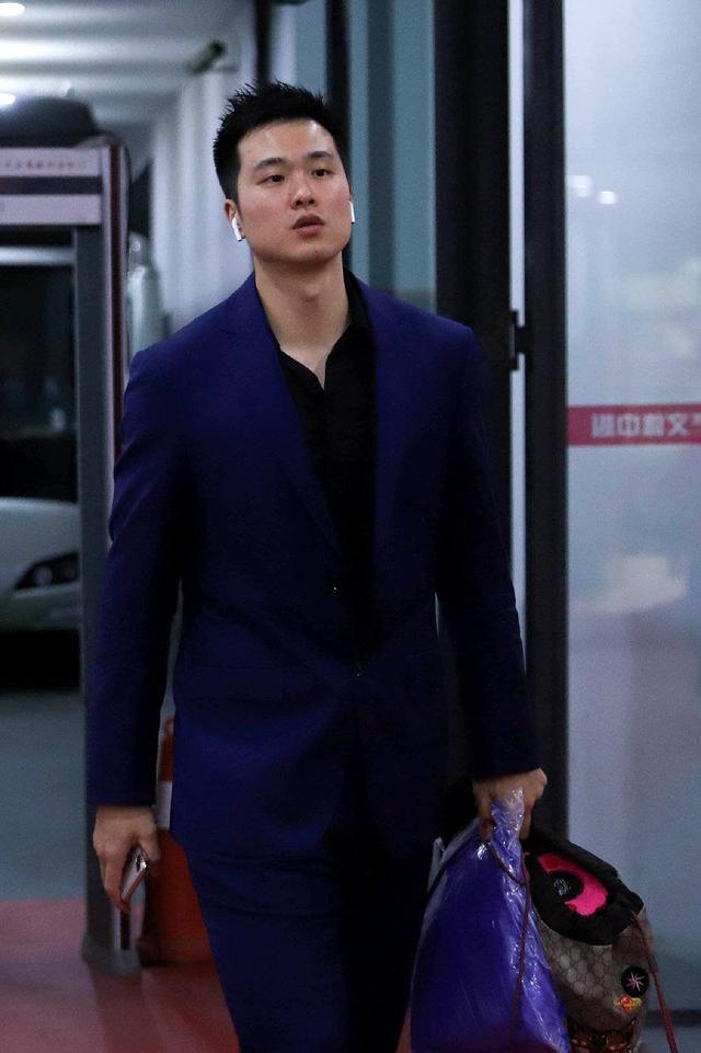 可以出道了!广东男篮化身"男模"身穿西装出场,胡明轩颜值超高