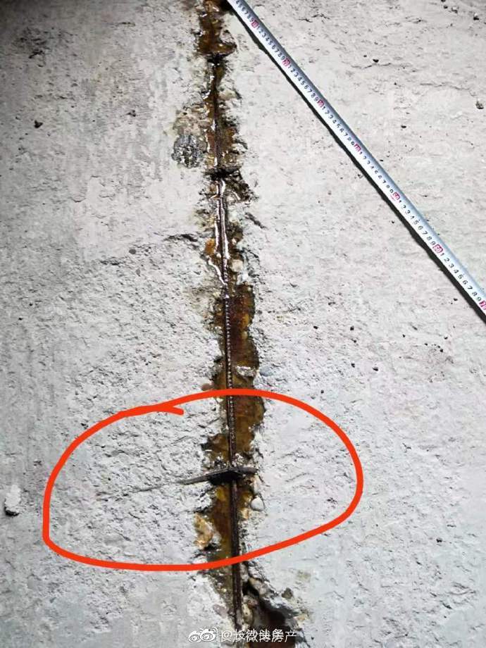 曝长沙某楼盘房屋楼板开裂最长裂缝贯穿整个房间求证