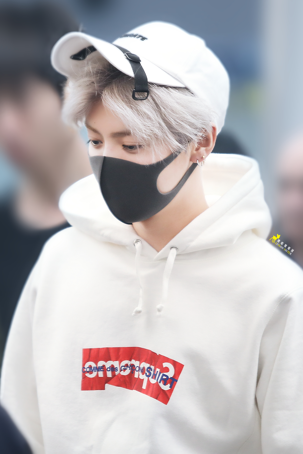 鹿哥的简单时尚白色卫衣穿搭,好绝一少年 真的超爱了!@m鹿m