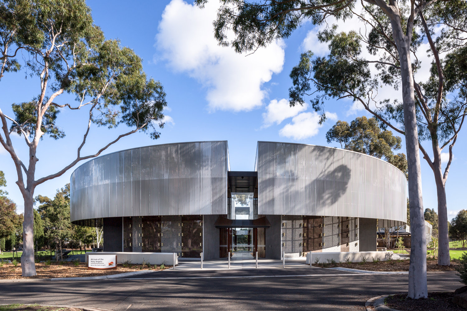 神圣天使陵墓,圆形中庭创造情感联系丨harmer architecture