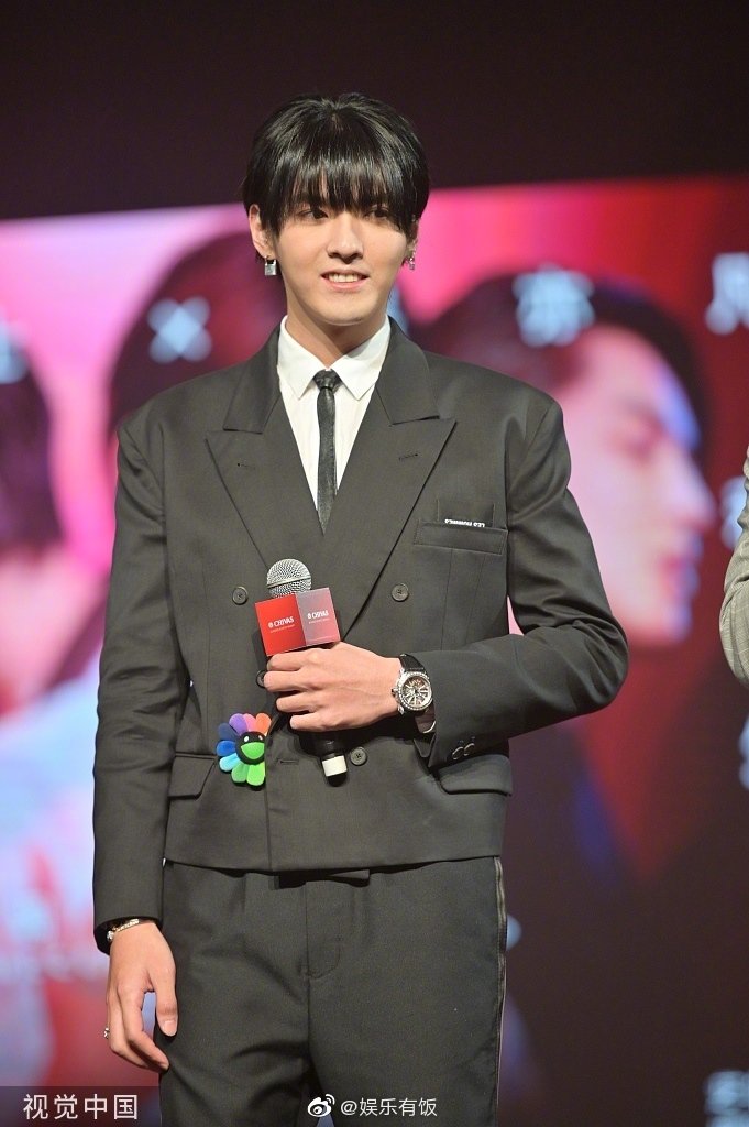 吴亦凡在上海出席活动,这个齐刘海发型如何?