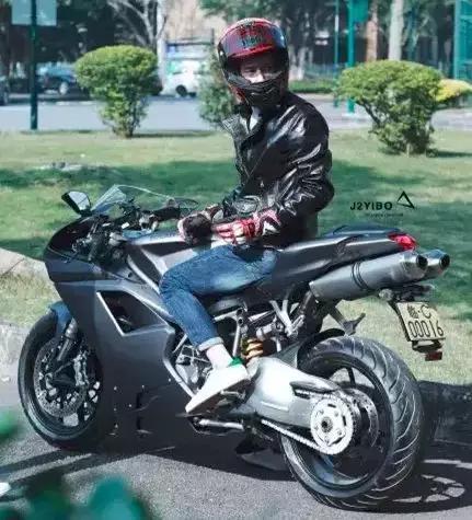 据说剧里的季向空是个战术性天才,感觉跟王一博本人话少内敛的性格