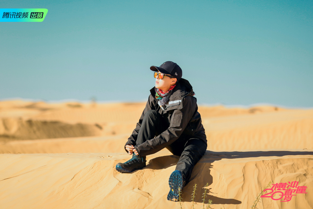 火箭少女大团综横冲直撞20岁公布剧照她在沙漠气场依旧强大