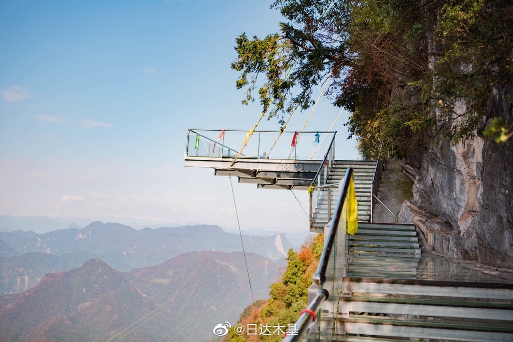 还可以体验惊险刺激的云中漫步和高空玻璃栈道,说实话这