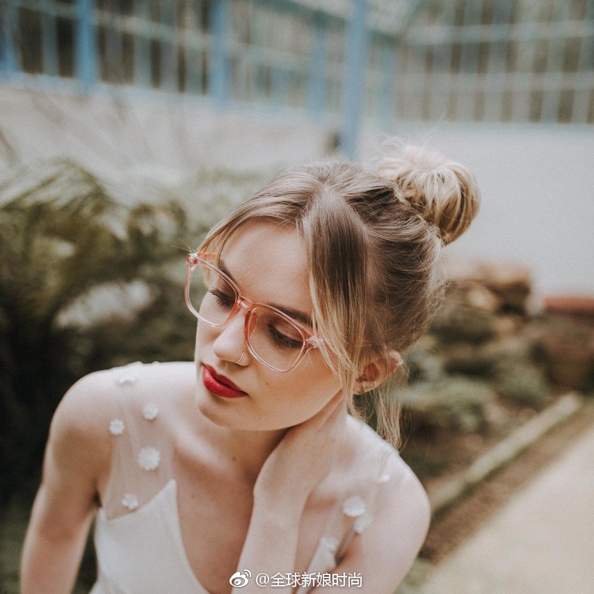 在婚礼当天戴着眼镜的新娘