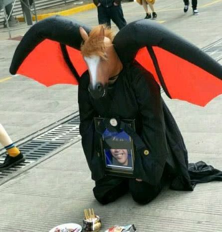 小伙将卢本伟照片制成灵位并上演真实版上香,网友怒称:太过分了