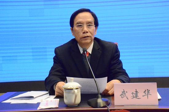 方城县委外宣办主任武建华主持发布会