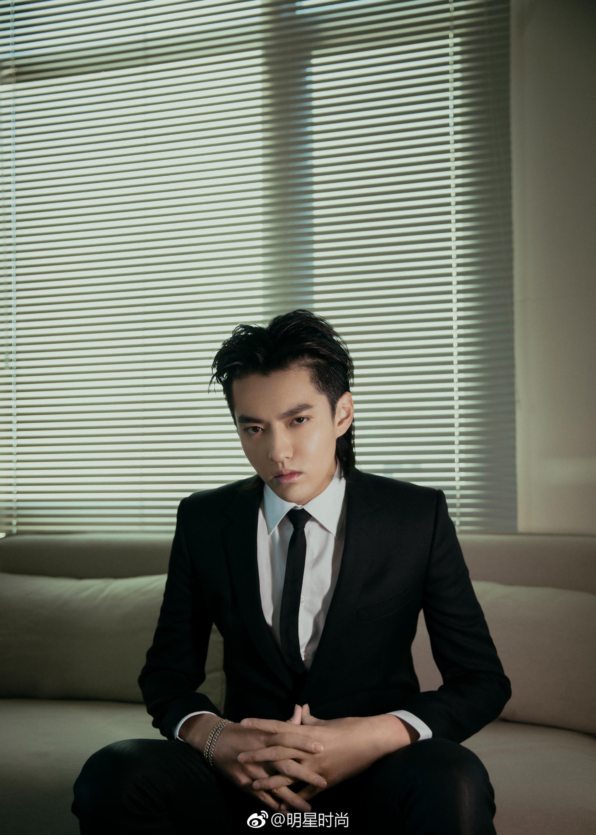 近日,吴亦凡一身黑色look亮相红毯,整体造型帅气不羁