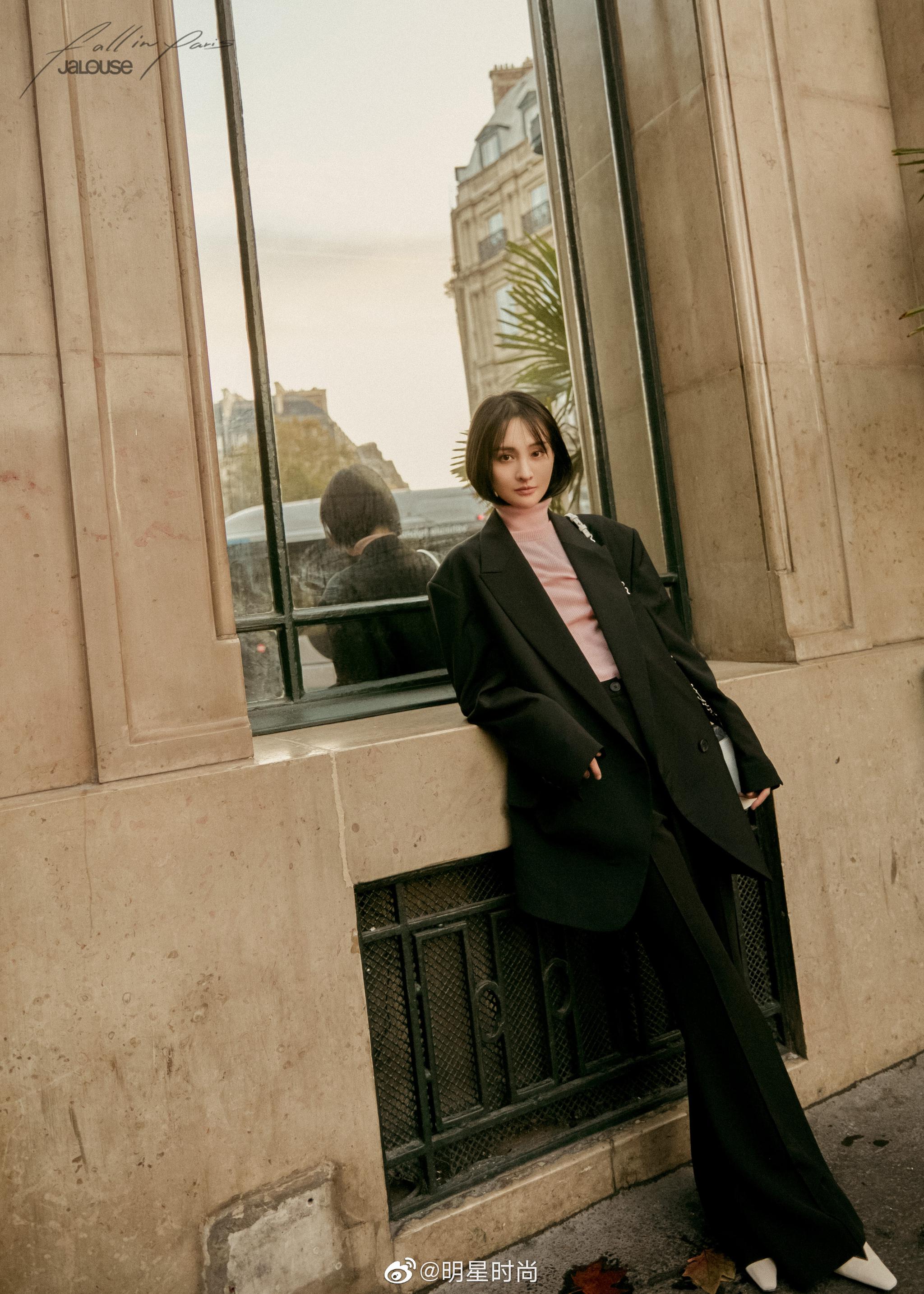 郑爽黑色西装搭配嫩粉色高领毛衣,干练中藏着小女生的可爱