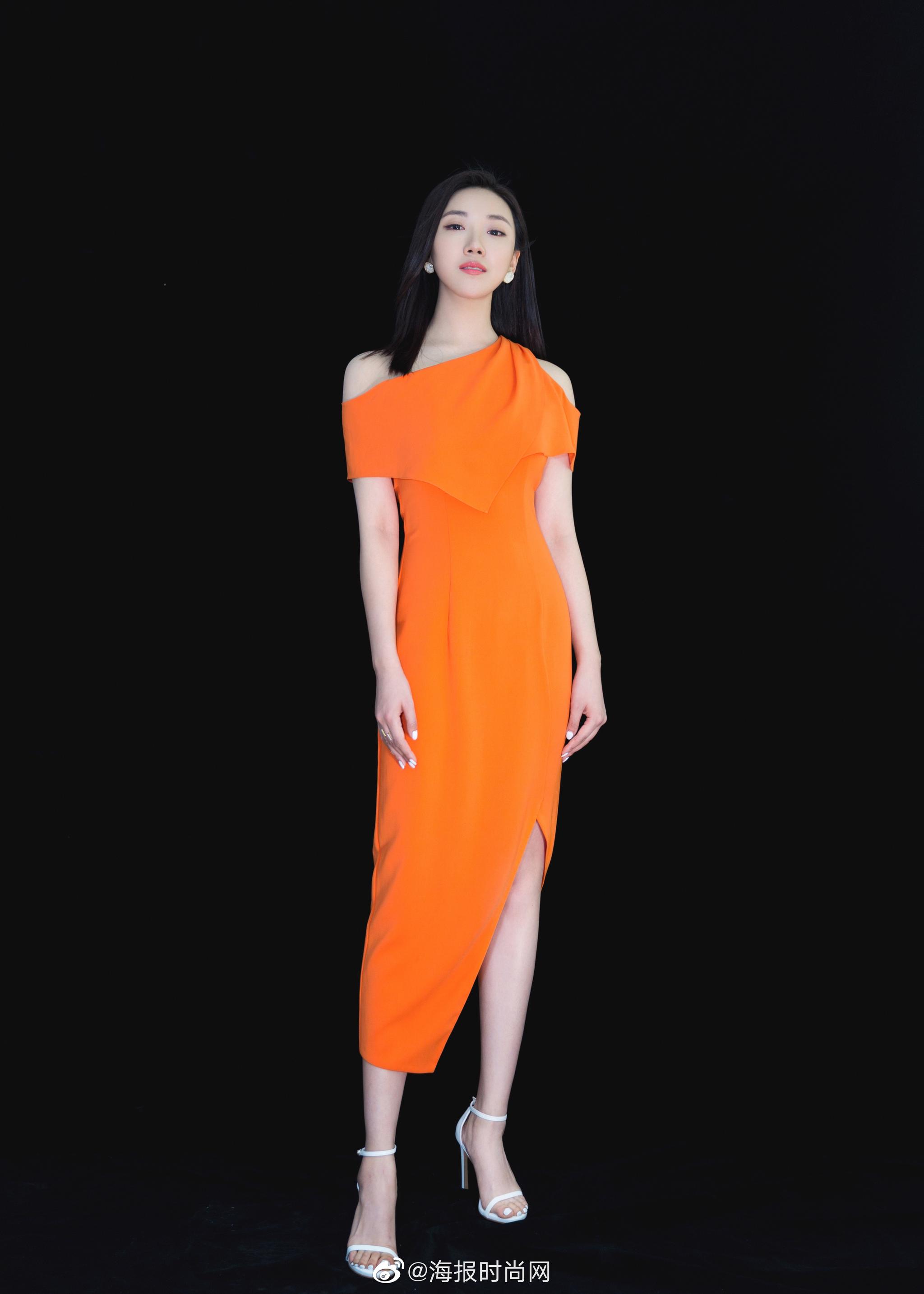 中柳莹扮演者 做客谈话节目,齐肩长发搭配橘色长裙