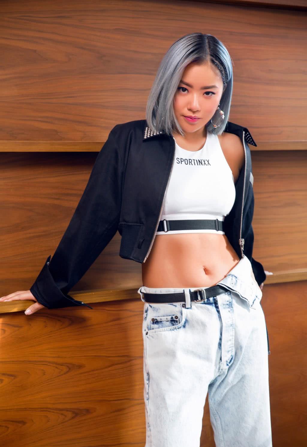 王菊真会穿, 连体裤超低领大秀古铜色美肌, 就连气场都飙了