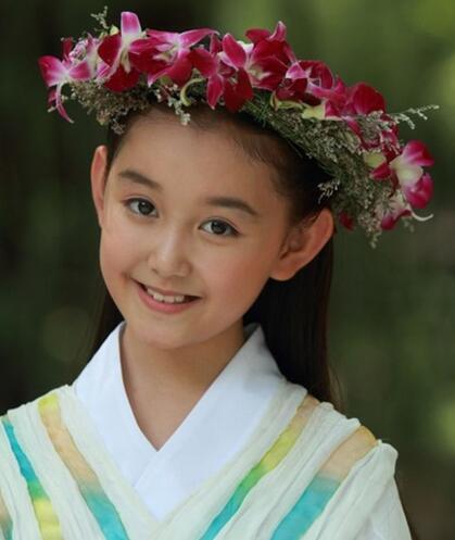 当年小郭芙和小杨过吴磊,在戏中有一场不经意的吻戏,就这样