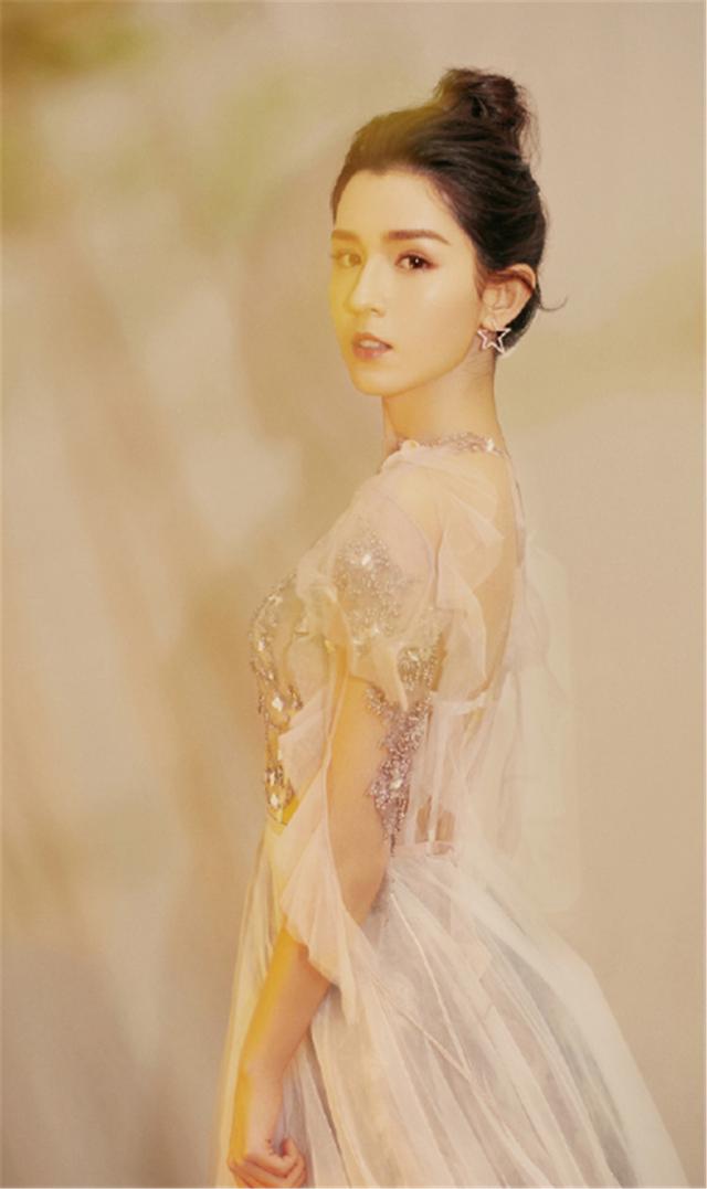 新疆美女网红跨年晚会"翻车",主持节目忘词加结巴