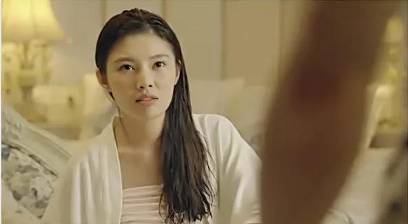 "大嫂"徐冬冬饰演的是傅国生的同党兼情人沈嘉文,颜值虽然没吴优好看