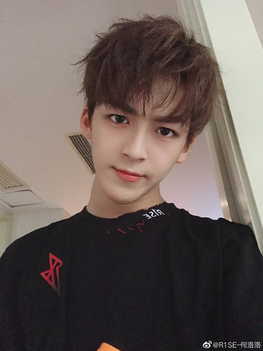 @r1se-何洛洛 :大家请放心,400万福利正在准备当中|洛洛|何洛洛|福利_