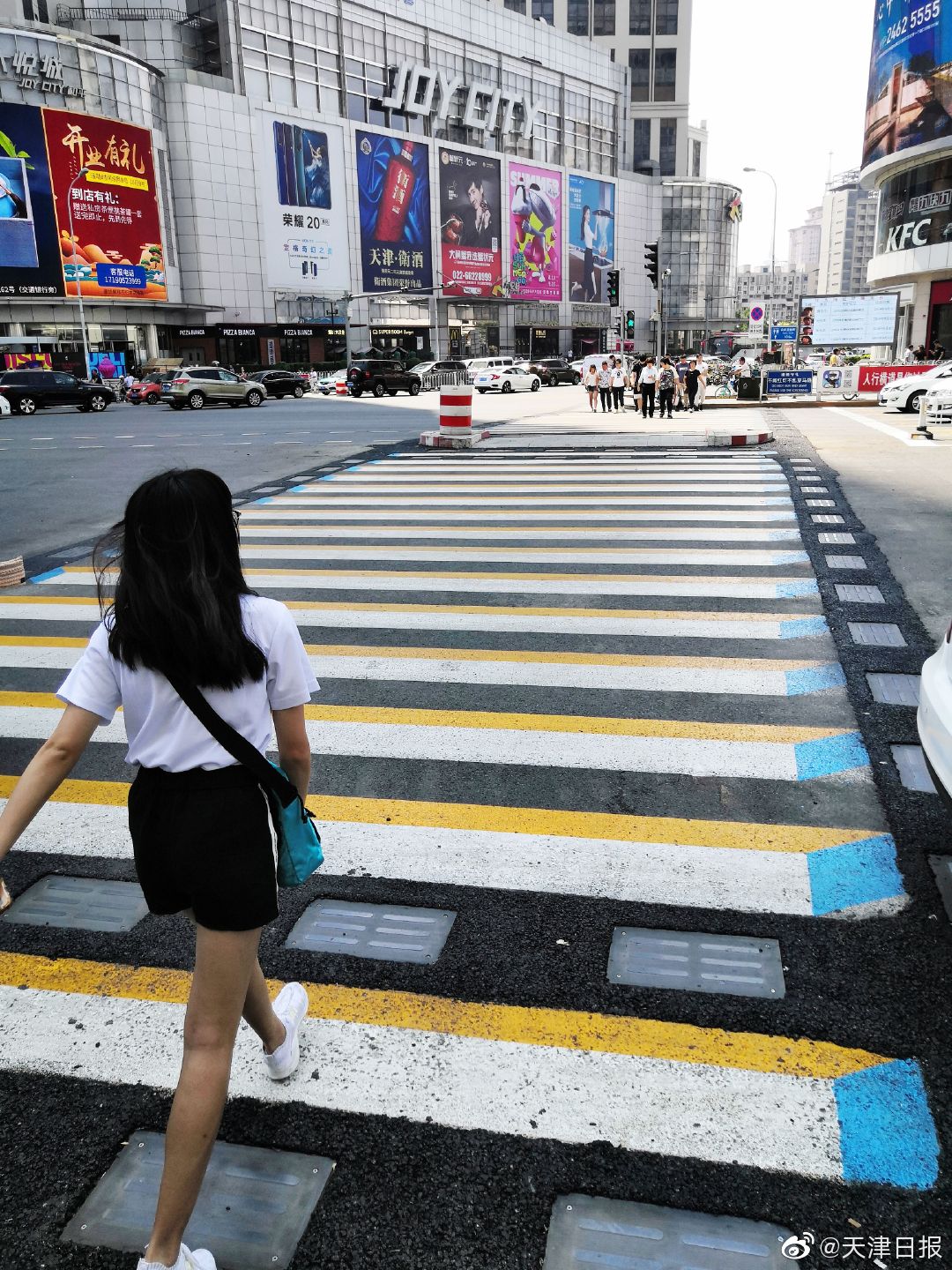 门下面的斑马线