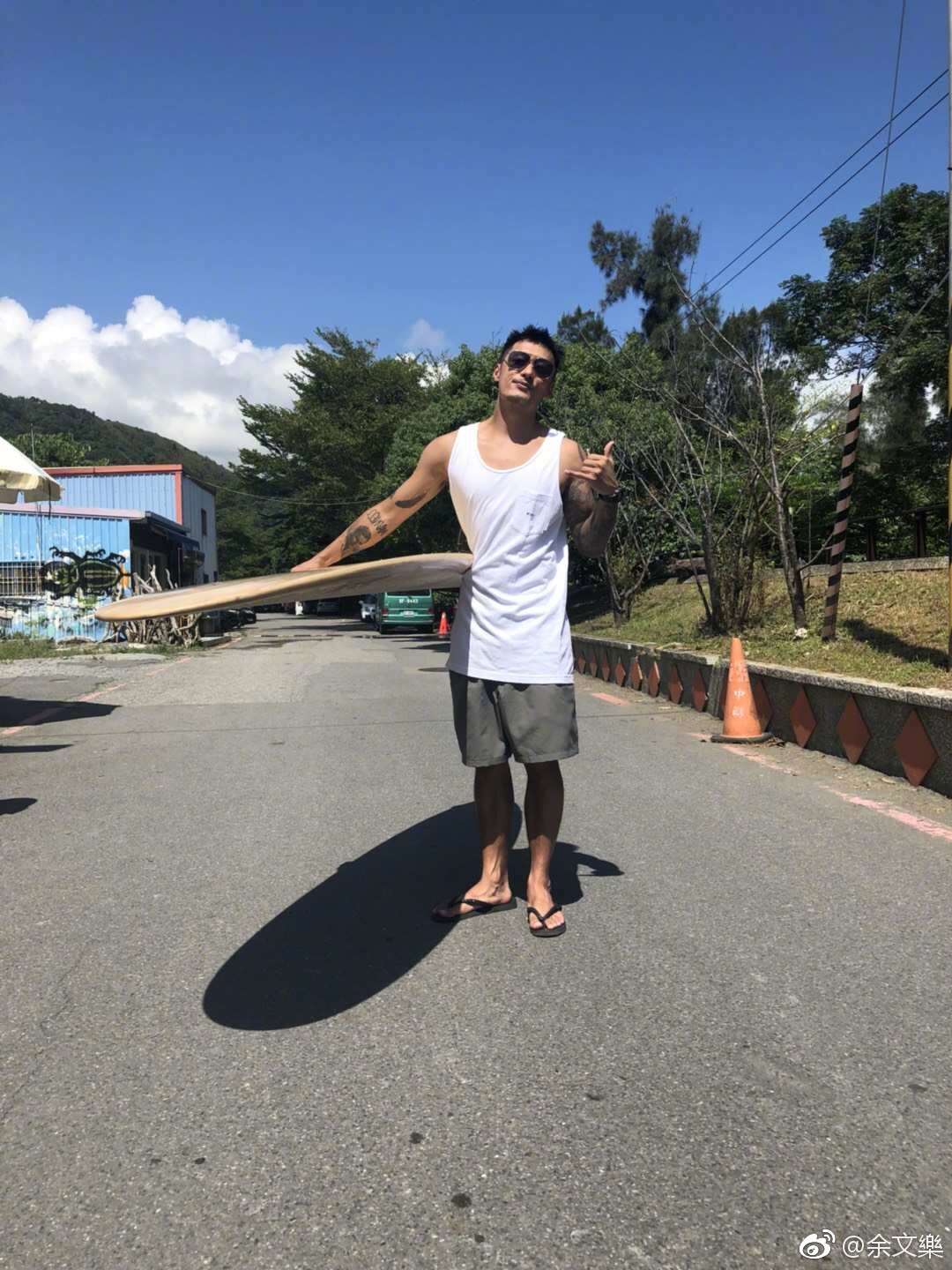 留胡子为了帅气,比如余文乐,就是那个年近四十热爱冲浪的余文乐