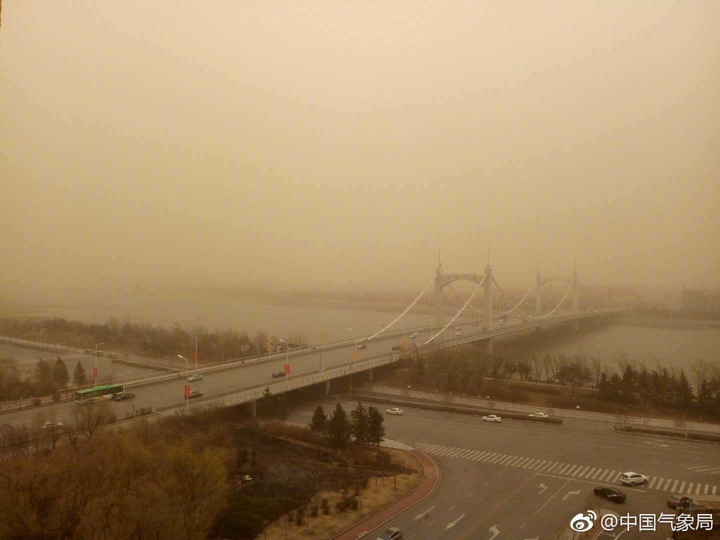 4月4日11时起,辽宁省抚顺市市区出现大风扬沙天气,西南风7到8级