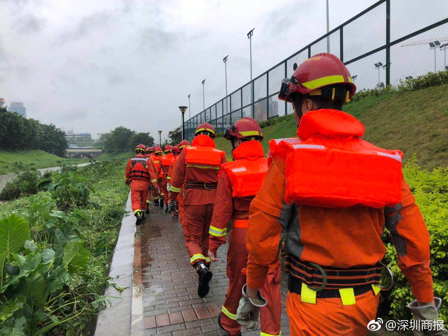救援人员在沙湾河下游段开展第二轮搜索行动
