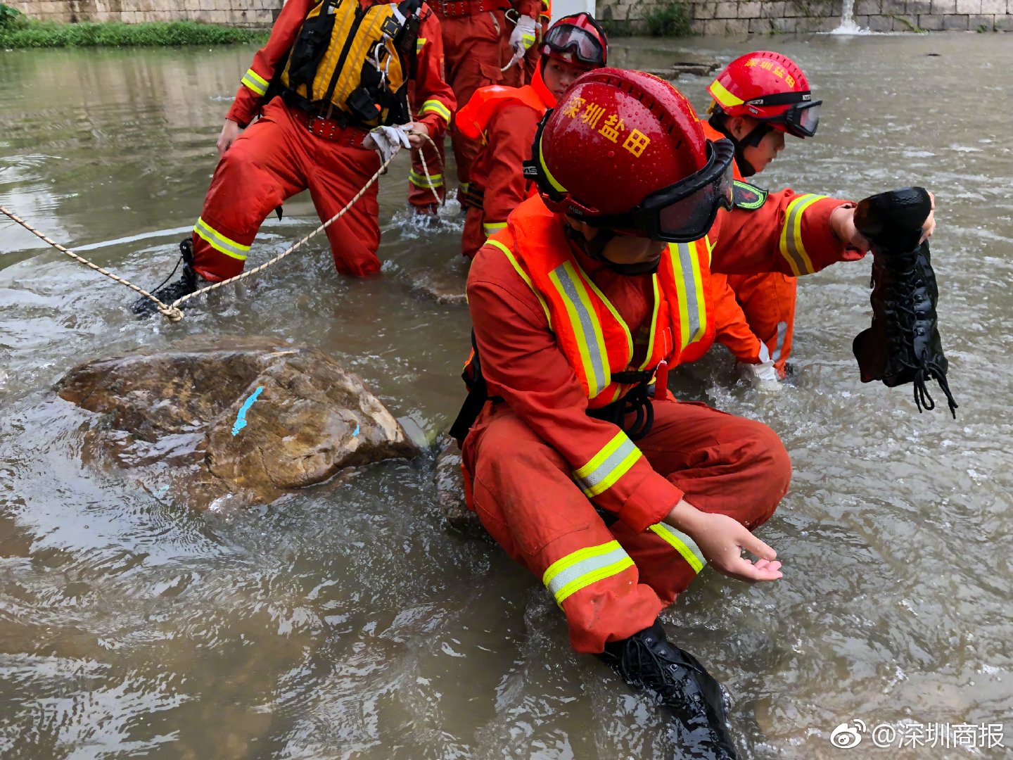 救援人员在沙湾河下游段开展第二轮搜索行动