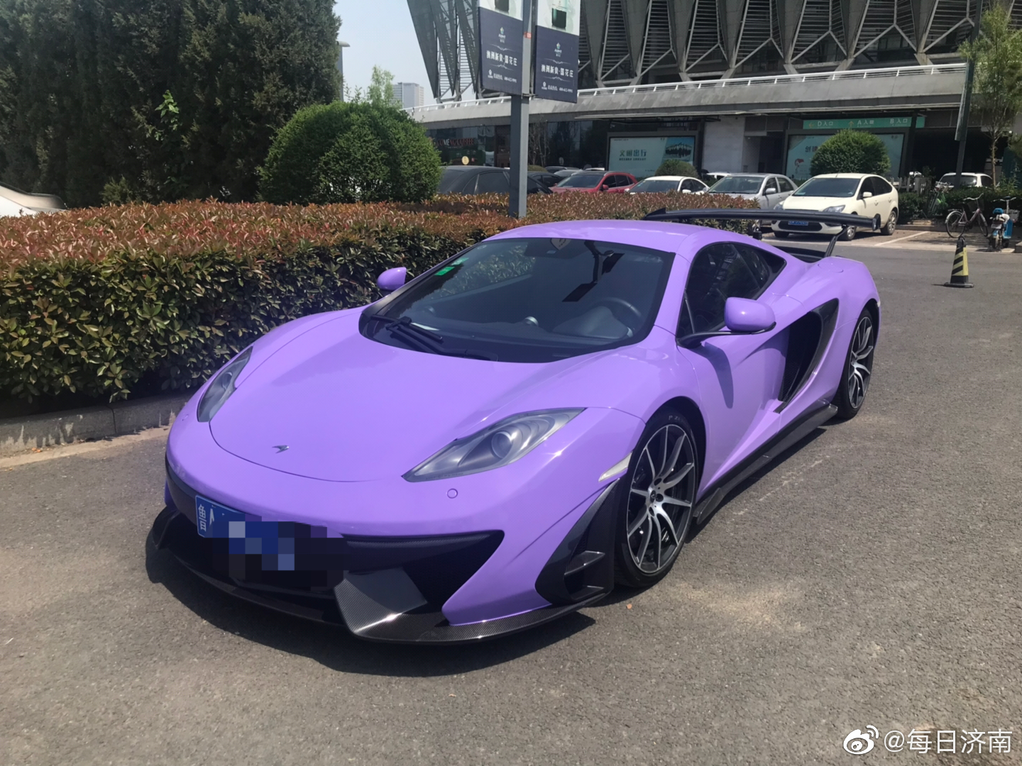 中午看见一辆紫色的车真骚气呀这啥牌子