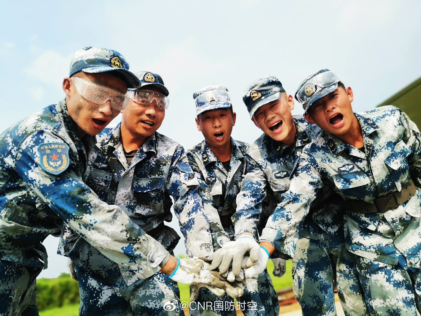 火热三伏天,空军场务兵带你感受机场hot指数|吴帅|场务|空军机场_新浪