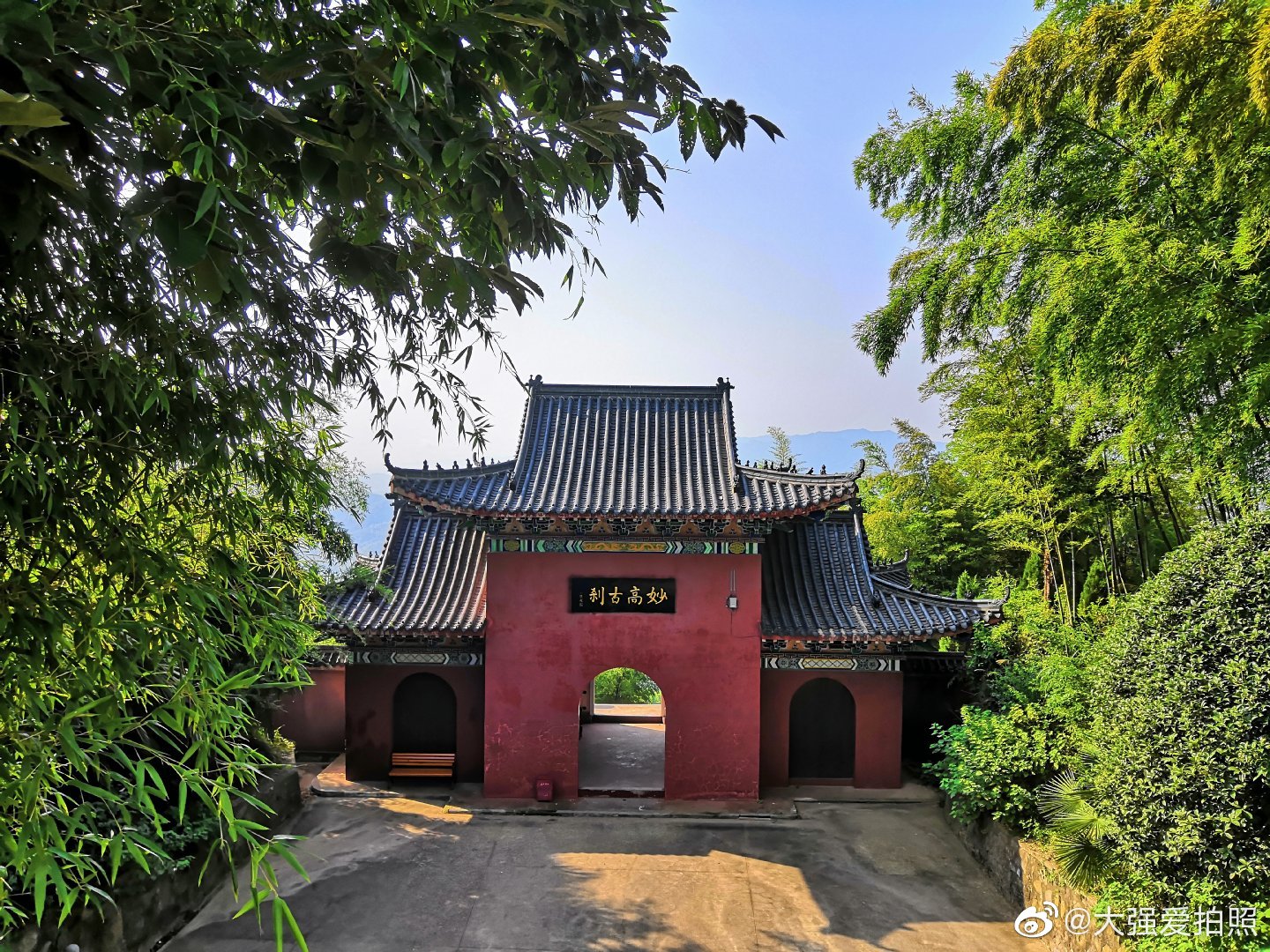 妙高禅寺就像一幅神秘的画卷,千百年来,珍藏在深山之中,竹林尽处