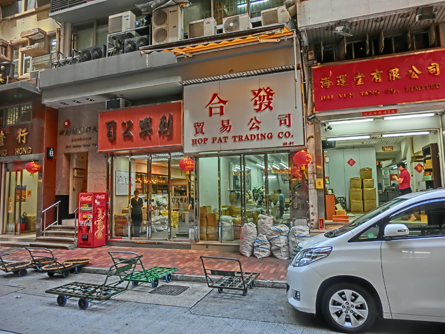 春节前,很多人会来香港海味参茸燕窝街买年货.泛指德辅道西