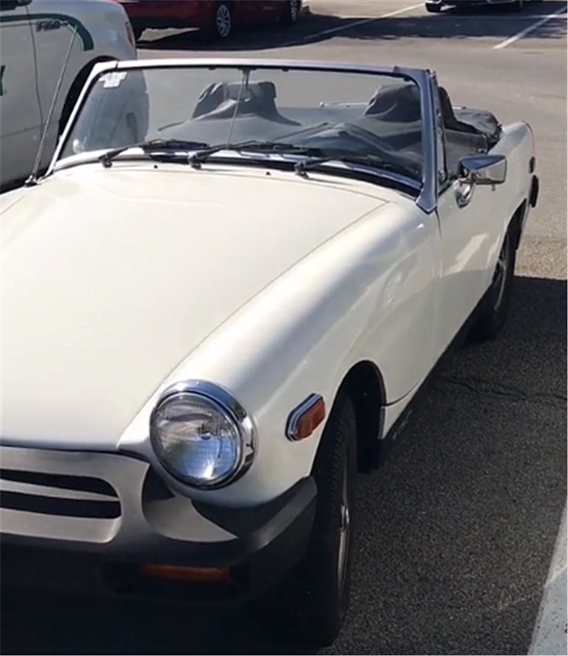 最近,在国外实拍名爵复古敞篷跑车,在国内被瞧不起,却在国外买不起!