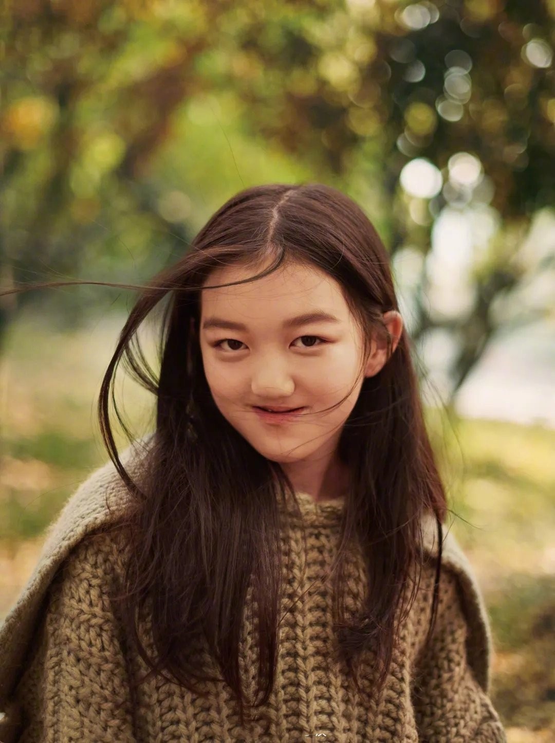 偶遇李亚鹏带女儿烧香,网友赞李嫣气质好,而她的裤子太让人吃惊