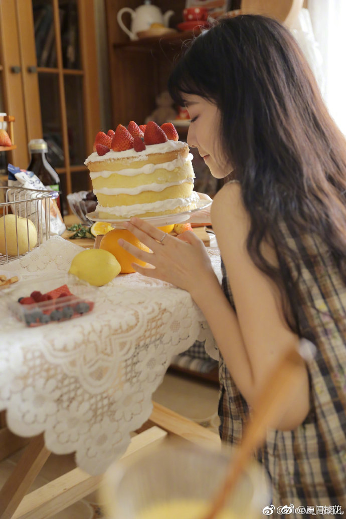 她叫高玥儿 ,就读于北京电影学院2018级美术系,很有气质的女生