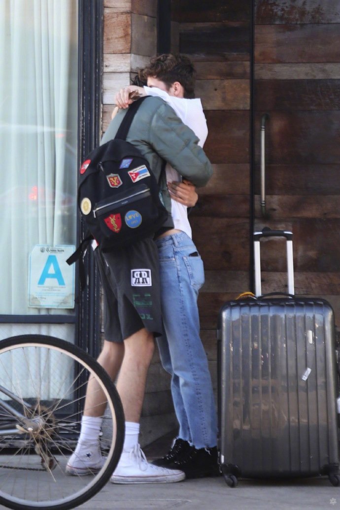 戳爷troye sivan和男友jacob bixenman当街拥吻!