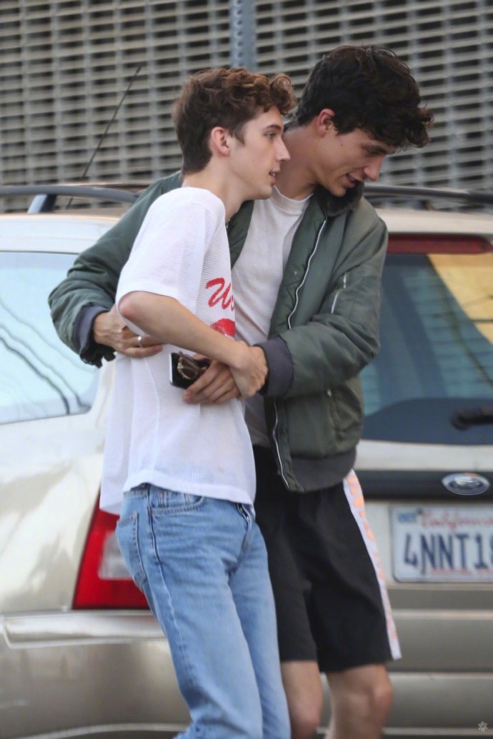 戳爷troye sivan和男友jacob bixenman当街拥吻!