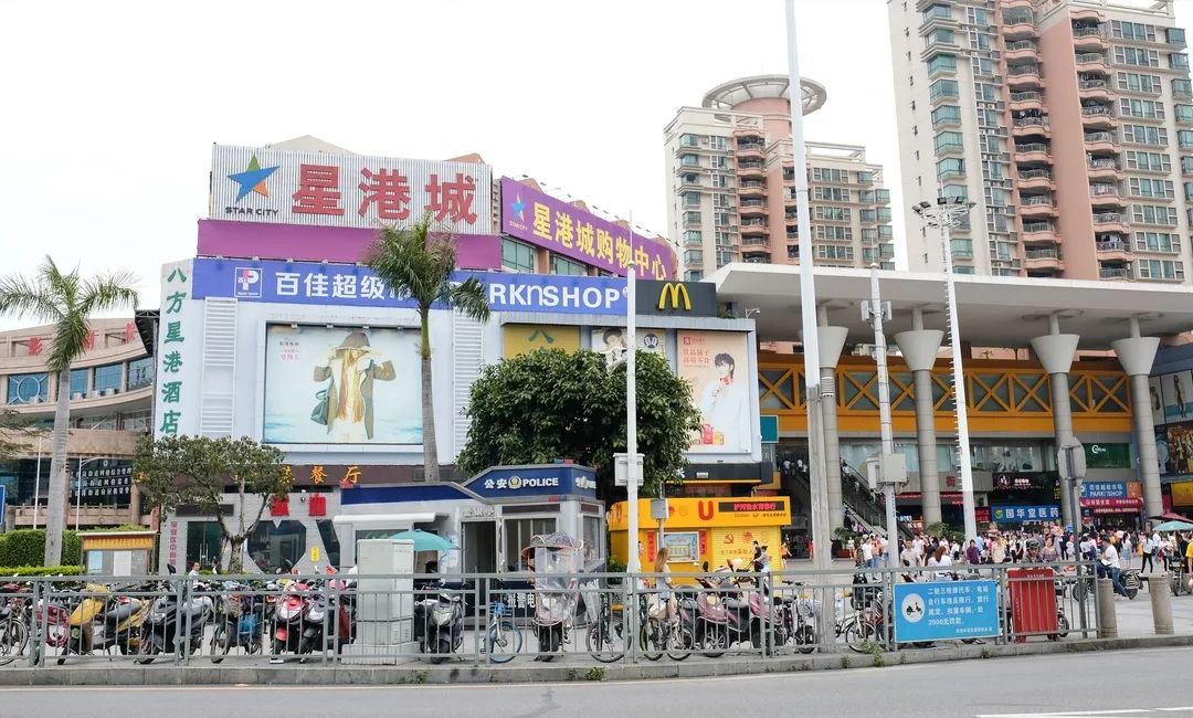 从百佳华到星港城,需要穿越人来车往的松岗桥底,短短的300多米,沿途却