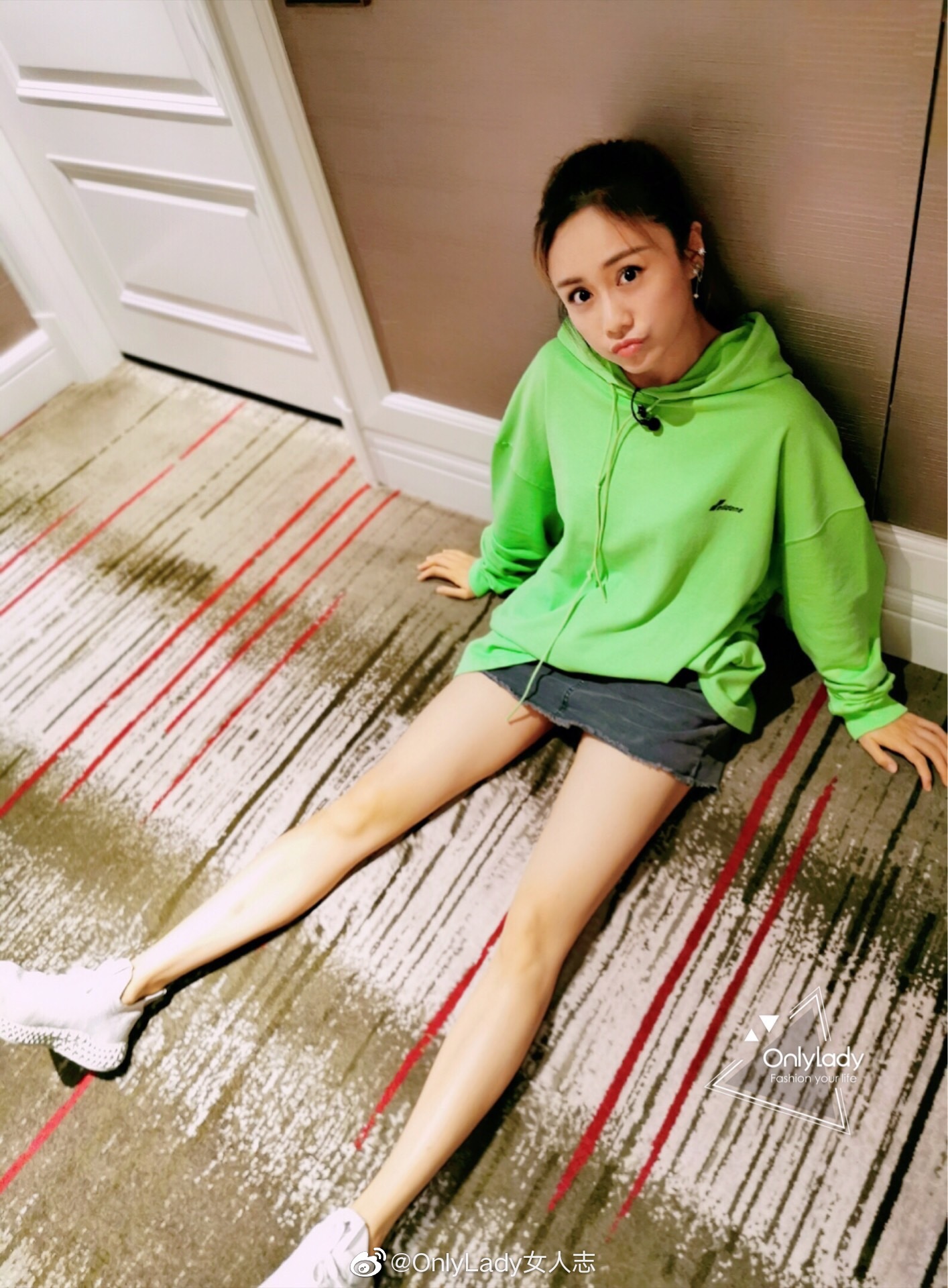 今日,@刘芸 微博分享一组美图,苹果绿卫衣 牛仔短裙,高马尾