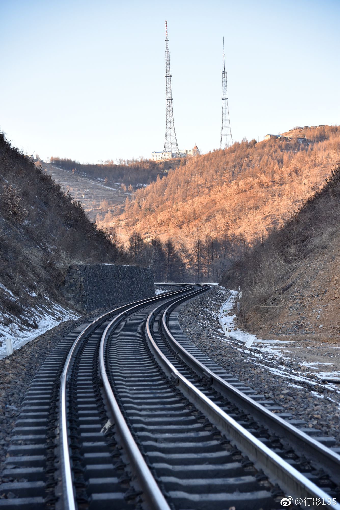眼前就是这段世界上绝无仅有的单线四轨铁路,一段路基上铺设四根铁轨