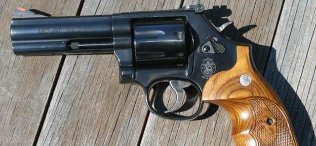 该枪使用烤蓝碳钢(586型)和不锈钢(686型),采用"l"型枪身,发射0.