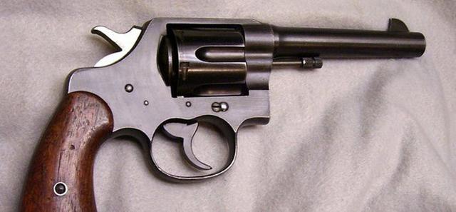 柯尔特m1917型左轮手枪是第一次世界大战时的历史名枪,它是柯尔特m